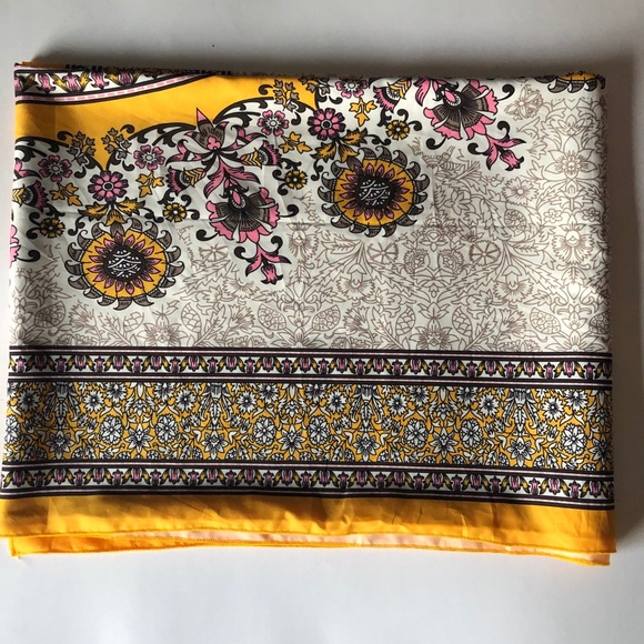 Vintage Other - VINTAGE Oversized Floral Wall Tapestry